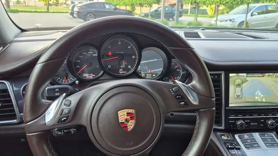 PORSCHE Panamera -