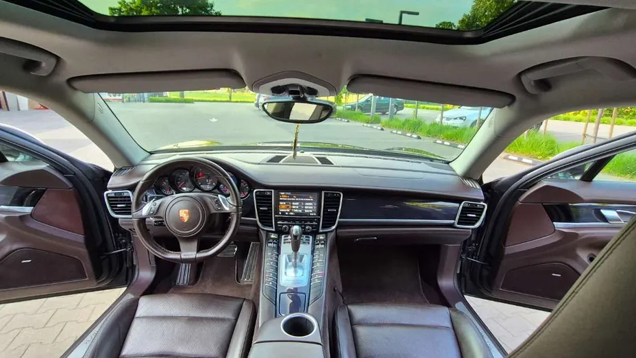 PORSCHE Panamera -