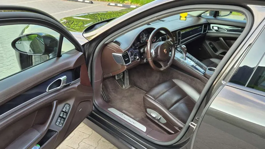 PORSCHE Panamera -