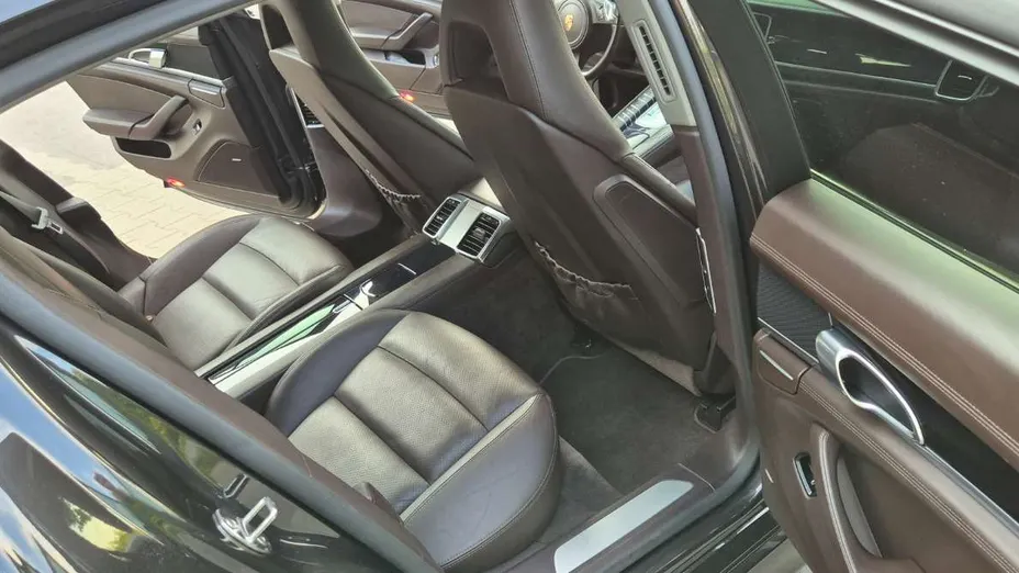 PORSCHE Panamera -