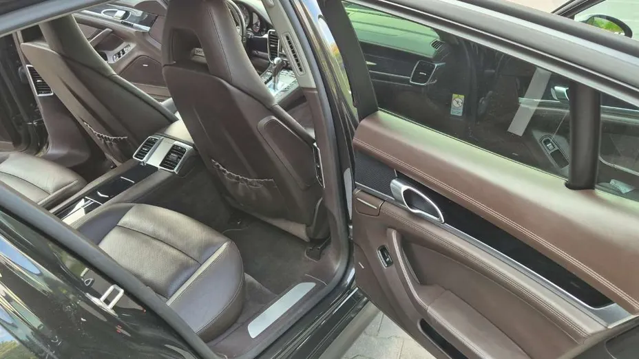 PORSCHE Panamera -