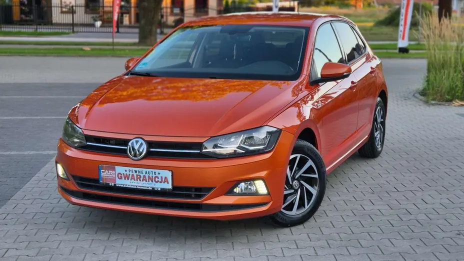 VOLKSWAGEN Polo -