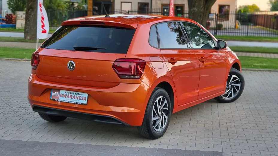 VOLKSWAGEN Polo -