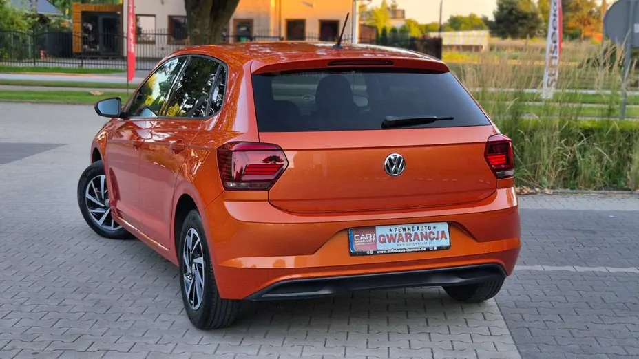 VOLKSWAGEN Polo -