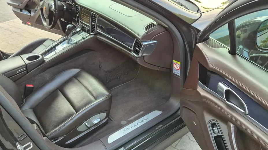 PORSCHE Panamera -
