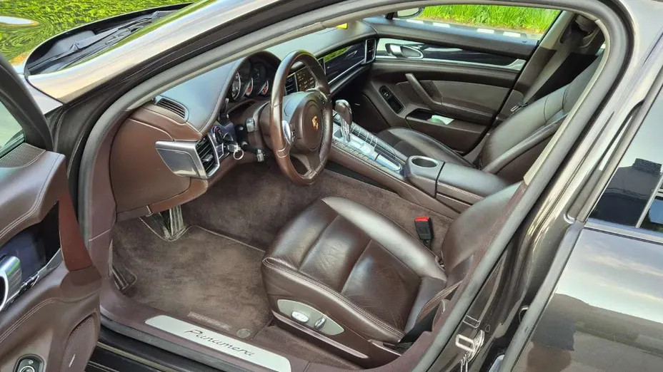 PORSCHE Panamera -
