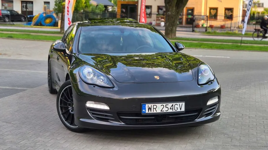 PORSCHE Panamera -