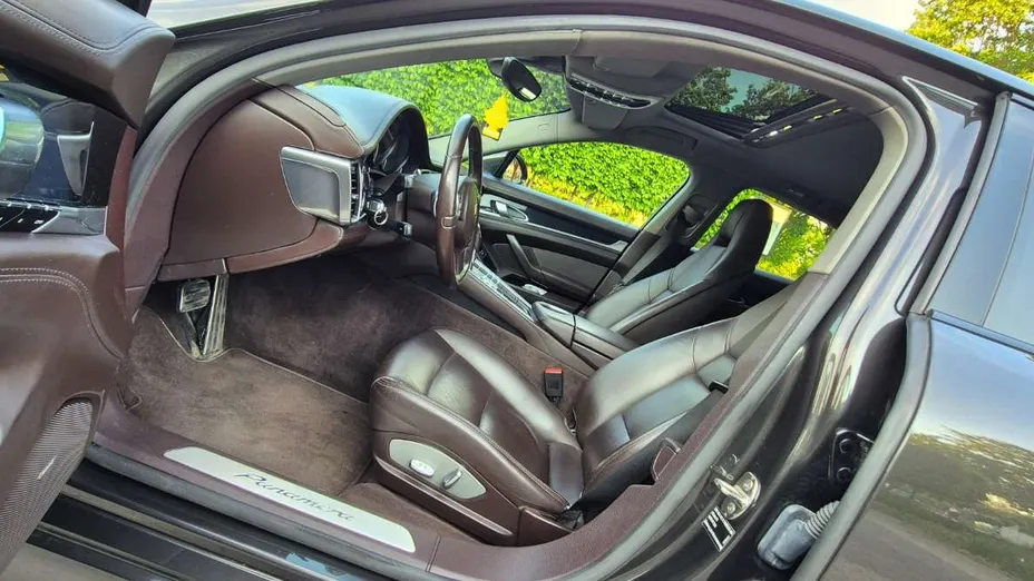 PORSCHE Panamera -