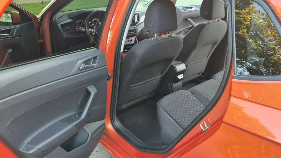 VOLKSWAGEN Polo -