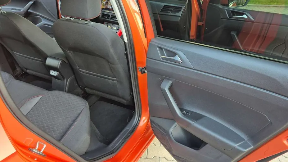 VOLKSWAGEN Polo -
