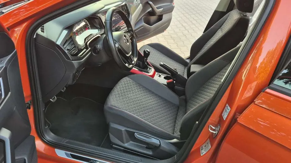 VOLKSWAGEN Polo -