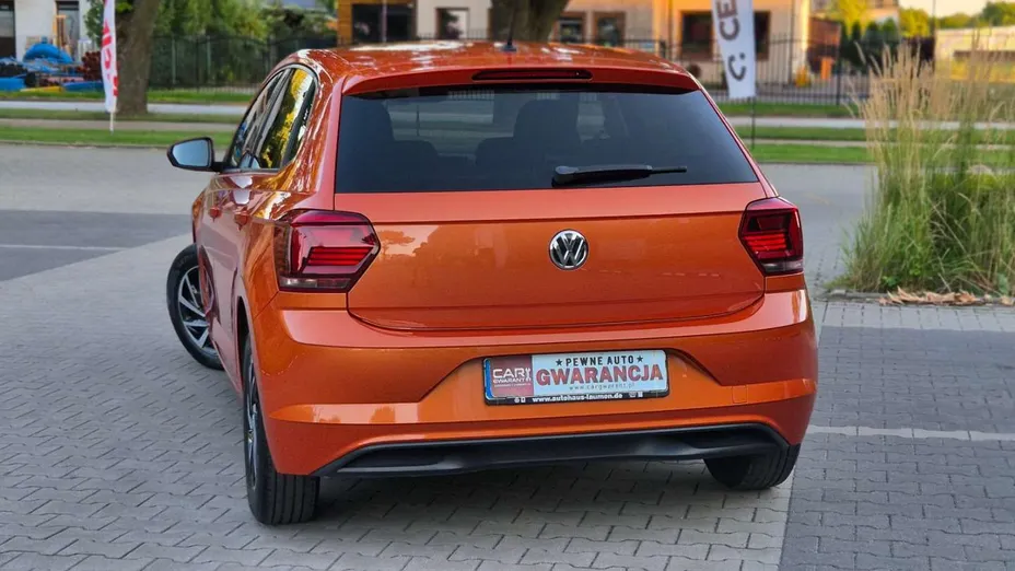 VOLKSWAGEN Polo -