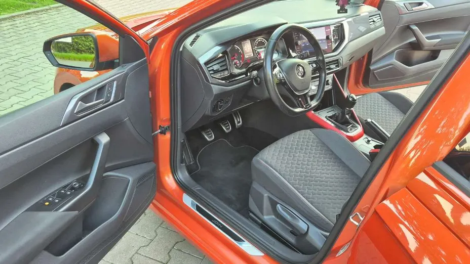 VOLKSWAGEN Polo -