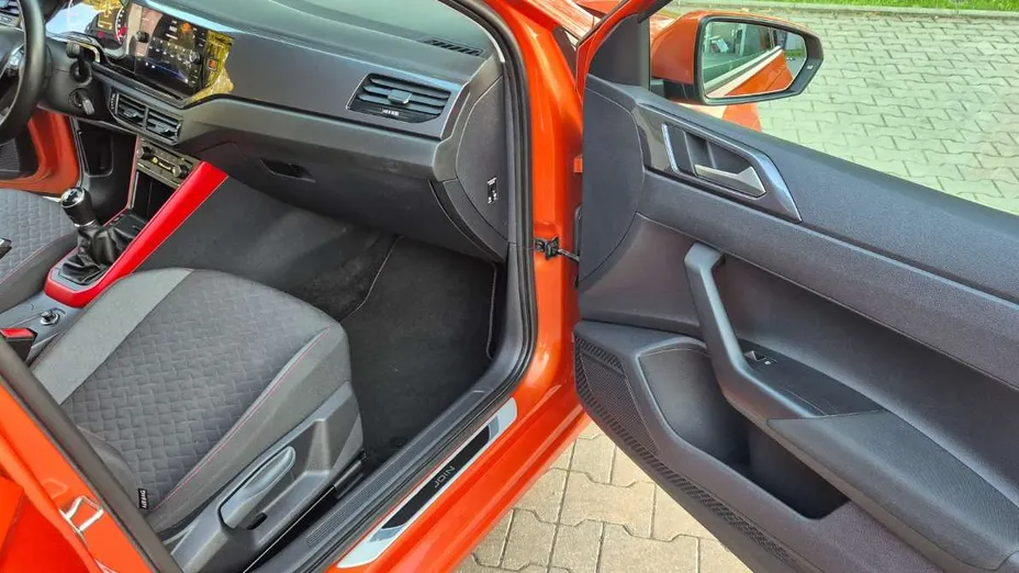 VOLKSWAGEN Polo -