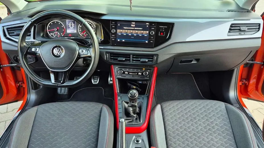 VOLKSWAGEN Polo -