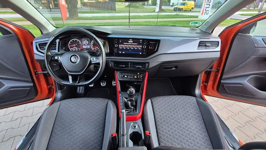 VOLKSWAGEN Polo -