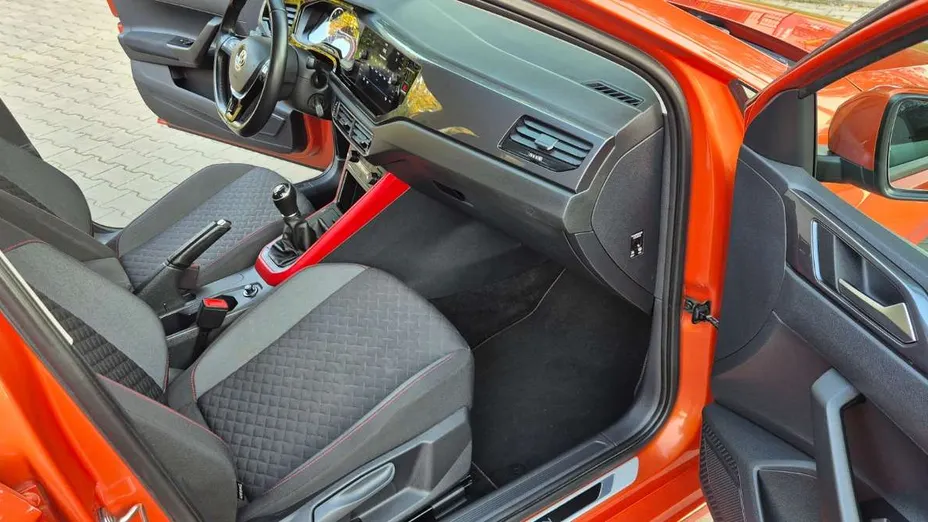 VOLKSWAGEN Polo -