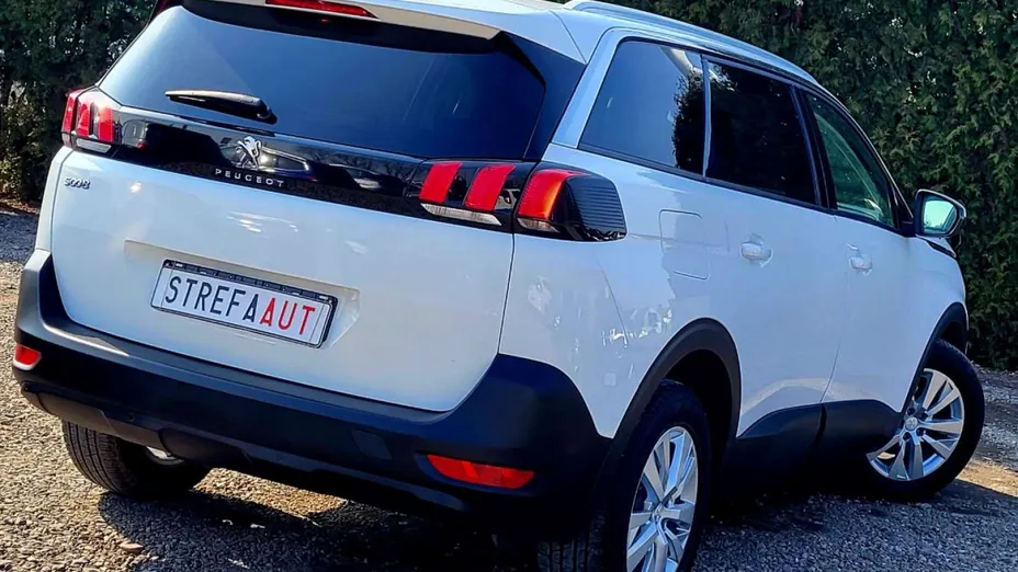PEUGEOT 5008 -