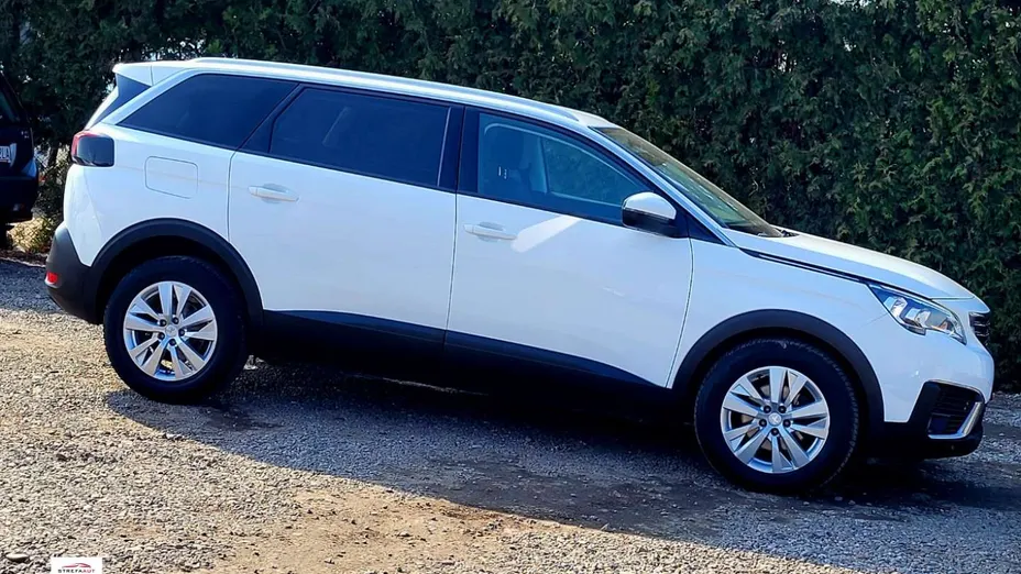 PEUGEOT 5008 -