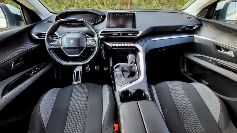 PEUGEOT 5008 -