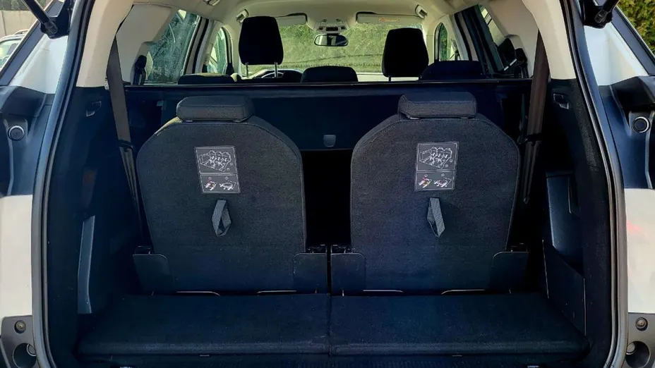 PEUGEOT 5008 -