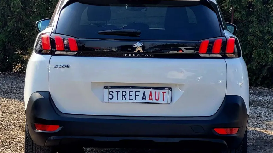 PEUGEOT 5008 -
