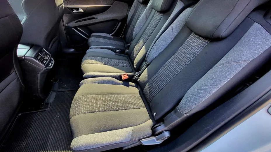 PEUGEOT 5008 -