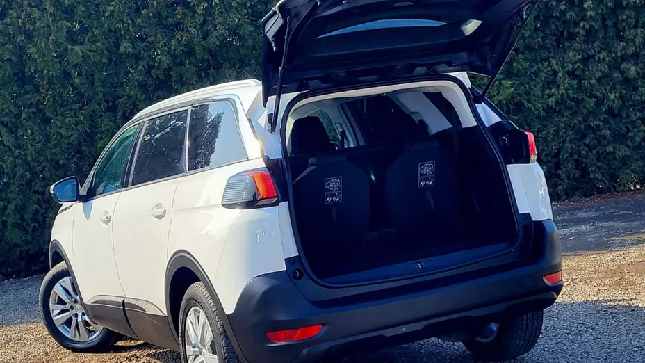 PEUGEOT 5008 -