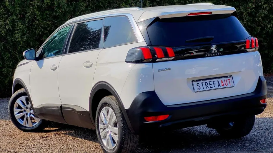 PEUGEOT 5008 -