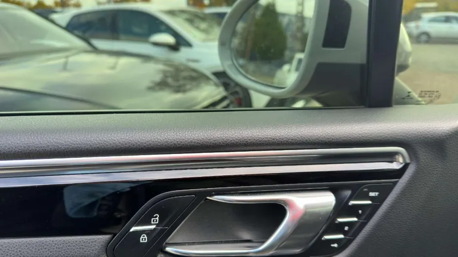 PORSCHE Macan -