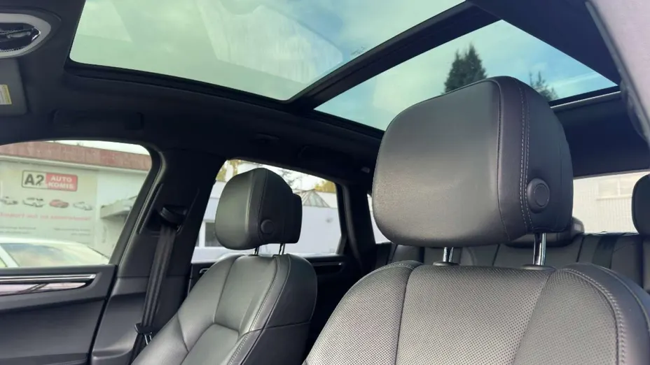 PORSCHE Macan -