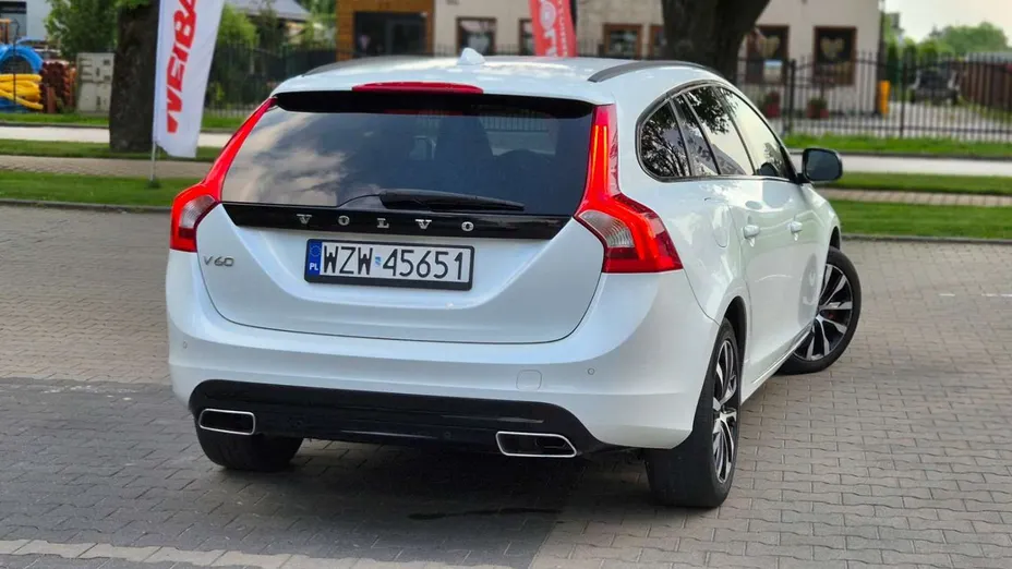 VOLVO V60 -