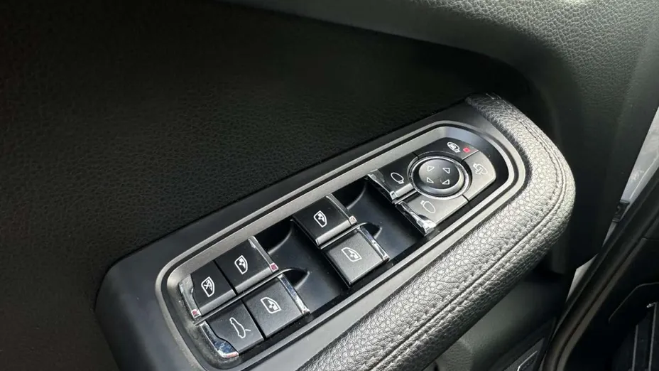 PORSCHE Macan -