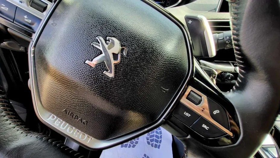 PEUGEOT 3008 -