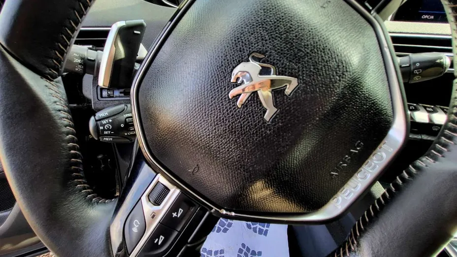 PEUGEOT 3008 -