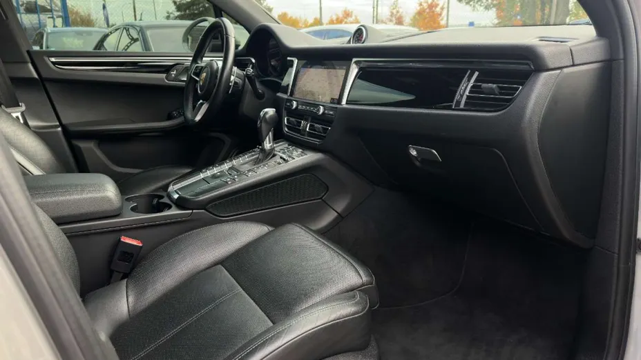 PORSCHE Macan -