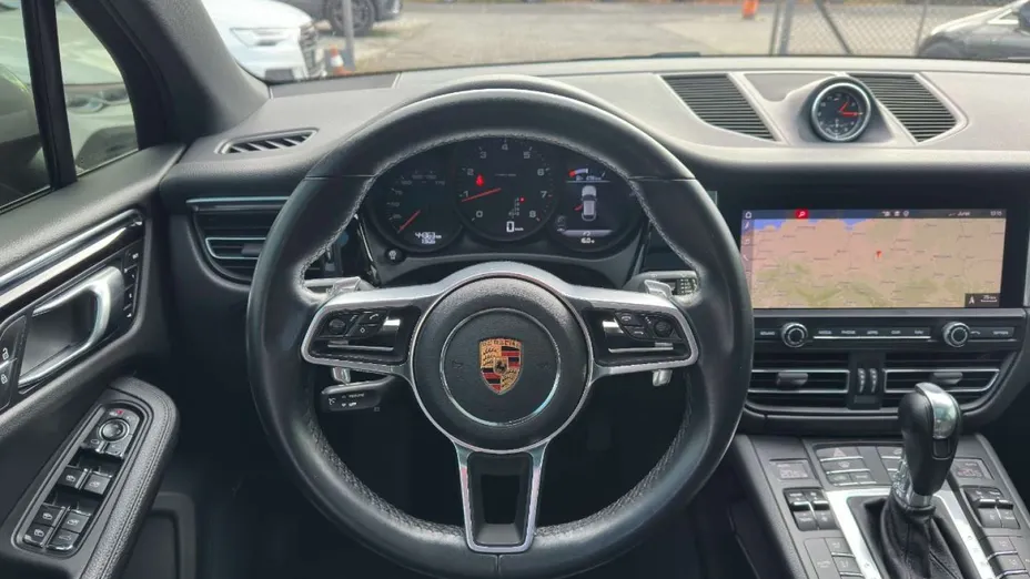PORSCHE Macan -