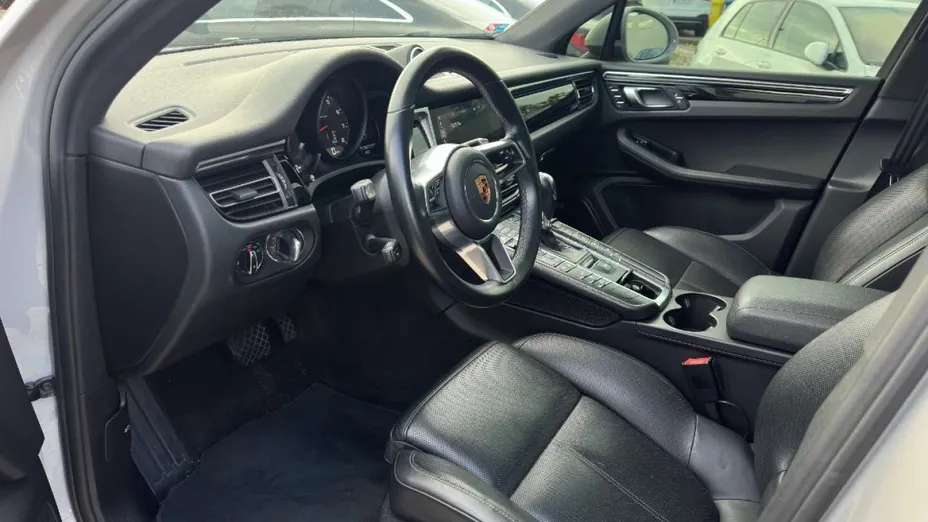 PORSCHE Macan -