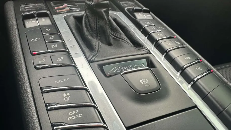 PORSCHE Macan -