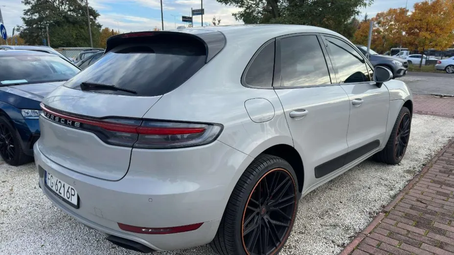 PORSCHE Macan -