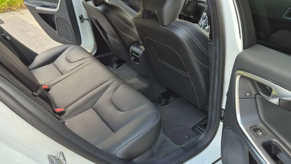 VOLVO V60 -