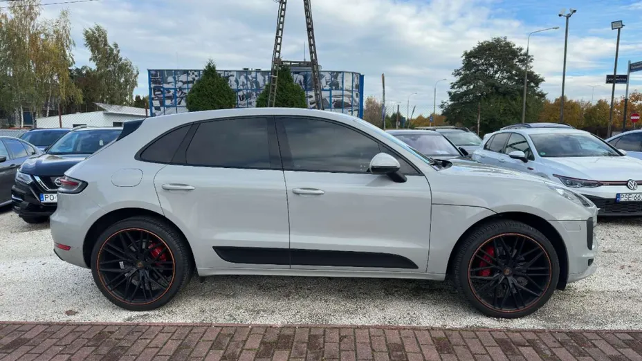 PORSCHE Macan -