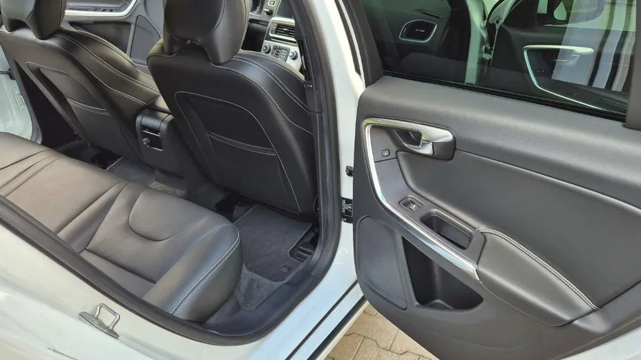 VOLVO V60 -