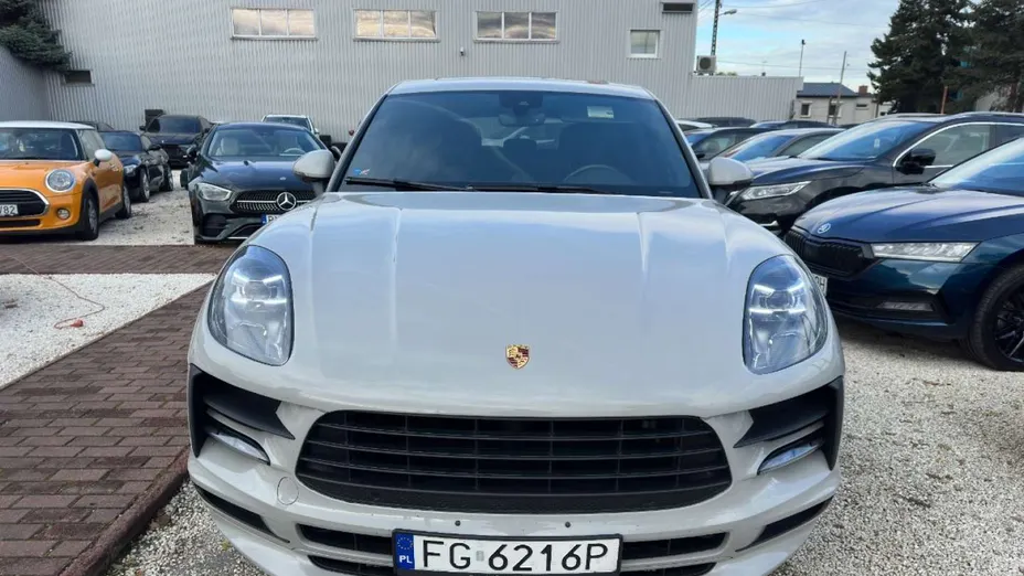 PORSCHE Macan -