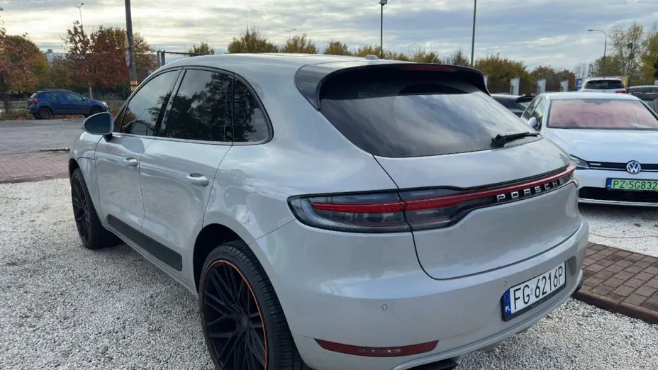 PORSCHE Macan -