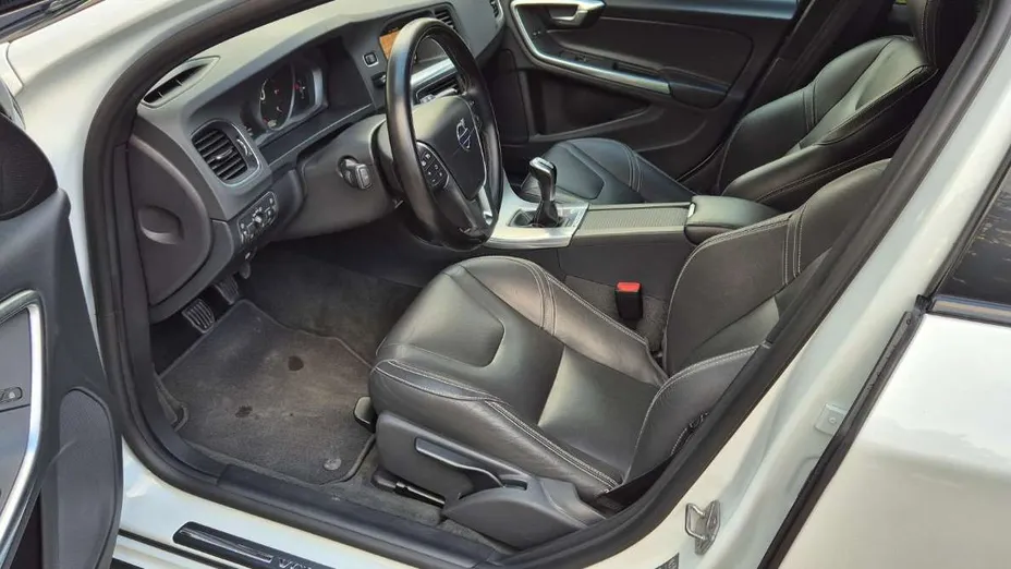 VOLVO V60 -