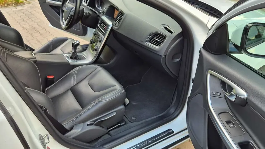 VOLVO V60 -