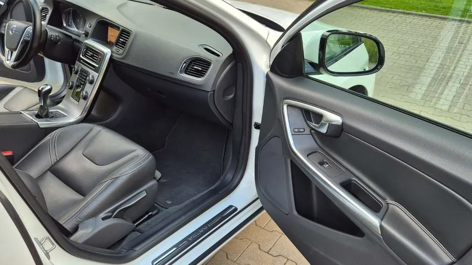 VOLVO V60 -