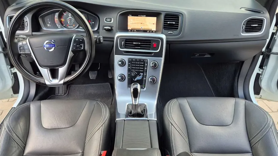 VOLVO V60 -