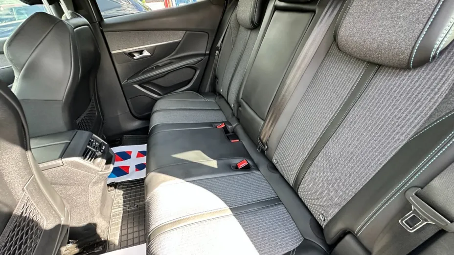 PEUGEOT 3008 -